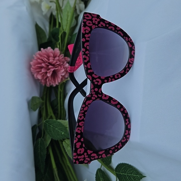 BETSEY JOHNSON LARGE SUNGLASSES - Picture 2 of 4